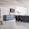 KVIK Bordo moderne Inselküche blau mit Holz Einsätzen
